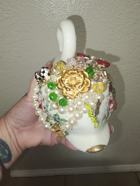 Vintage Porcelain Swan accented with Hand Crafted Upcycled Jewelry - Picture 5 of 6